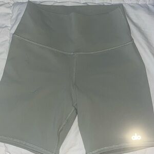 ALO YOGA 7” High Waisted Biker Short Limestone